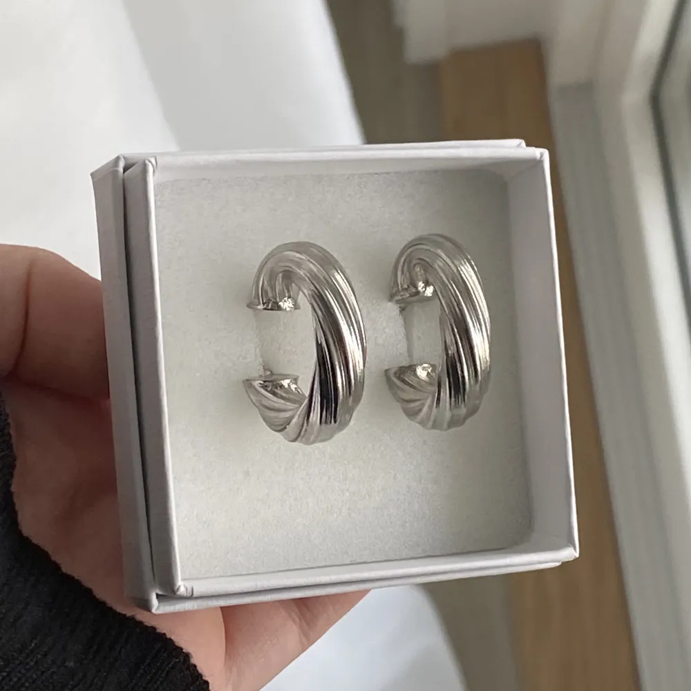 Silver hoops örhängen, provats men aldrig använda då jag ej använder silver.. Accessoarer.