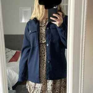 Blå Kappa - Säljer denna marinblåa kappan, då jag tycker den är lite stor på mig. 