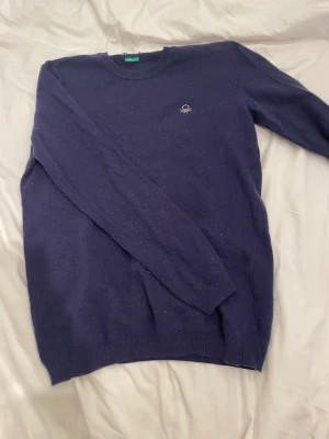 United colors of benetton långarmad stickad tröja - Bra skick har inte använt och passar bra med nästan allt  Kan gå ner i pris