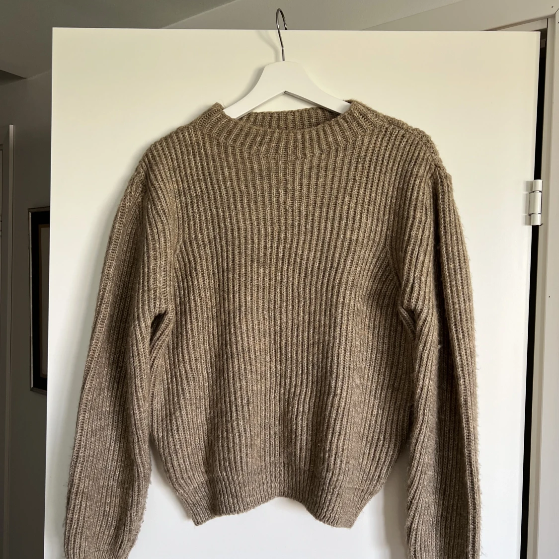 Beige/brun stickad tjocktröja 