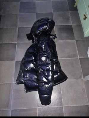 Moncler jacka - En moncler jacka som är använd typ 4 gånger men den blev för liten snabbt, den är köpt på moncler i stockholm kpt för 5600kr