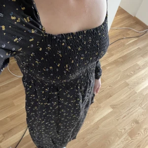 Lång blommig klänning - Super söt blommig klänning. Mörk mörk brun. Jag är 170xm för referens. 
