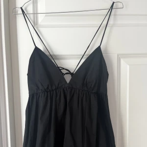 Zara klänning - Säljer denna zara klänningen från förra sommaren. Tror ej den säljs längre. Den är i toppen skick. Banden är justerbara i ryggen. Perfekt bas till sommaren😊 Köpare står för frakt💗