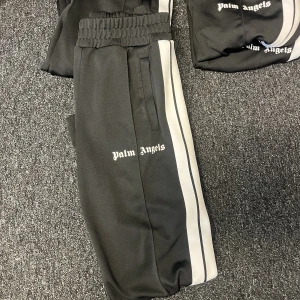 Palm Angels Trackpants  - Säljer dessa Palm Angels Trackpants  Storlek: Small Skick: 9/10  Skriv för fler bilder eller frågor 😁  150+ referenser 