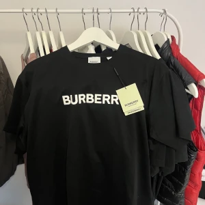 Burberry T-shirt - Säljer denna Burberry T-shirt Size: Small, fits M Cond: Ny med tags  Skriv för fler bilder eller frågor 😁  150+ referenser 