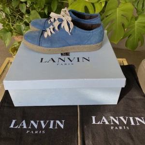 Lanvin Cap Toe Deconstructed Sneaker - Hej, säljer ett par sjukt snygga Lanvins med blå mocka. De är i väldigt bra skick. Storlek 10 men lanvins är stora så True To Size runt 45,5-47. Har dustbag från köp. Nypris 609 Dollars på Hypebeast. Priset är inte hugget i sten. Hör av dig vid intresse!