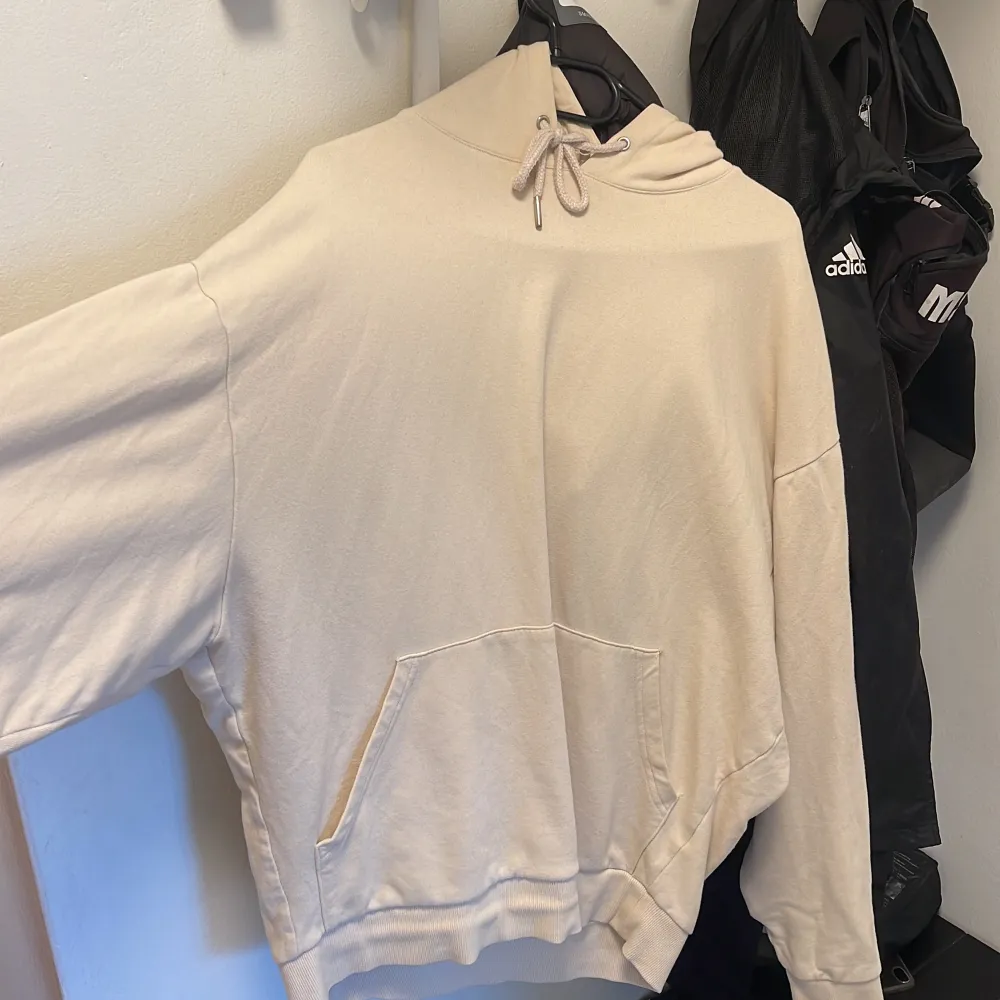 Säljer en overzised hoodie från Asos i storlek s då den är för liten för mig. Inga defekter skick som ny. Tröjor & Koftor.