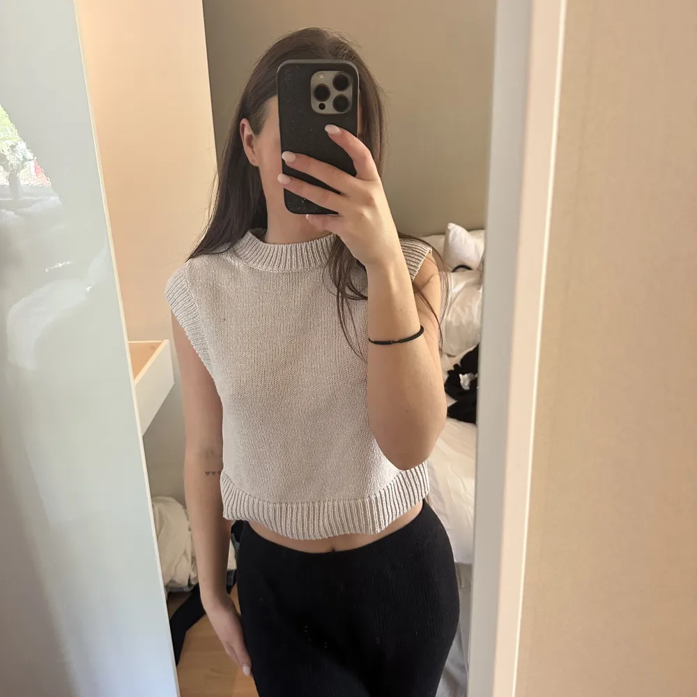 Supersöt beige stickad väst! Bra skick!! 💕. Neuleet.