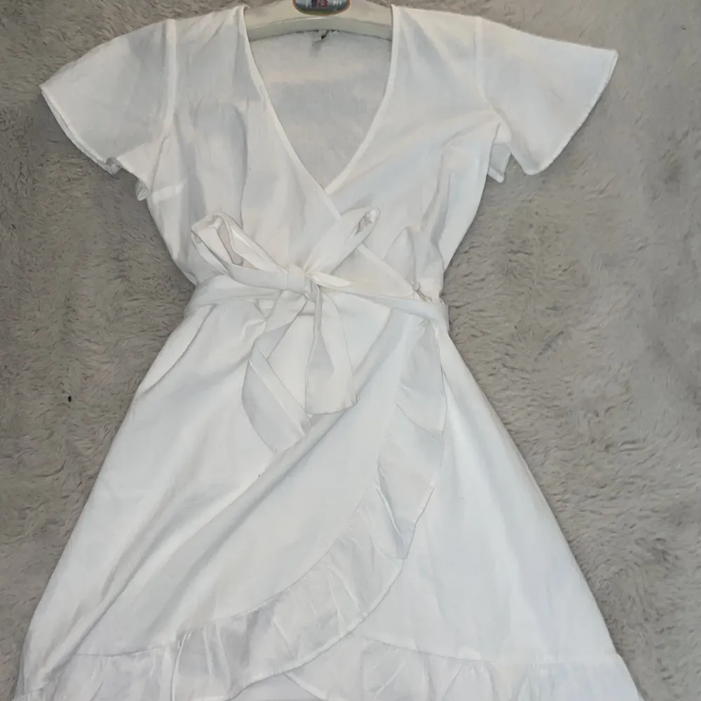 En vit söt klänning som är fin till sommarn men även till skolavslutning 💕(kan inte betala via Plick så skriv till mig privat o swisha privat). Klänningar.