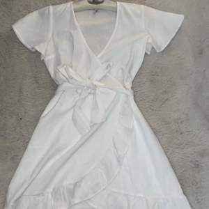 En vit söt klänning som är fin till sommarn men även till skolavslutning 💕(kan inte betala via Plick så skriv till mig privat o swisha privat)