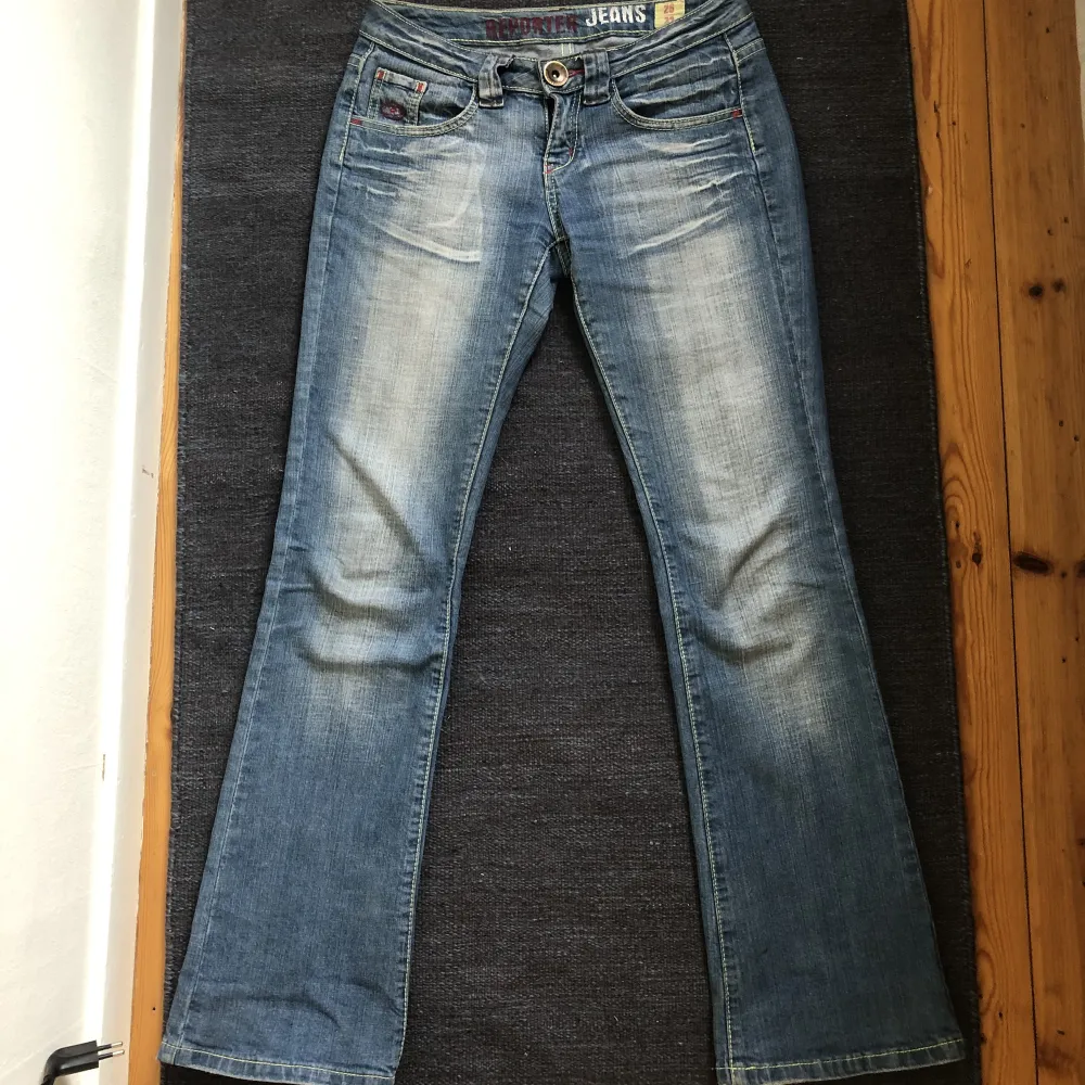 Jag säljer dessa jättefina jeans som jag älskar, (har för mycket kläder och behöver rensa ut). Jag är ca 163 och de är liite långa på mig. . Jeans & Byxor.