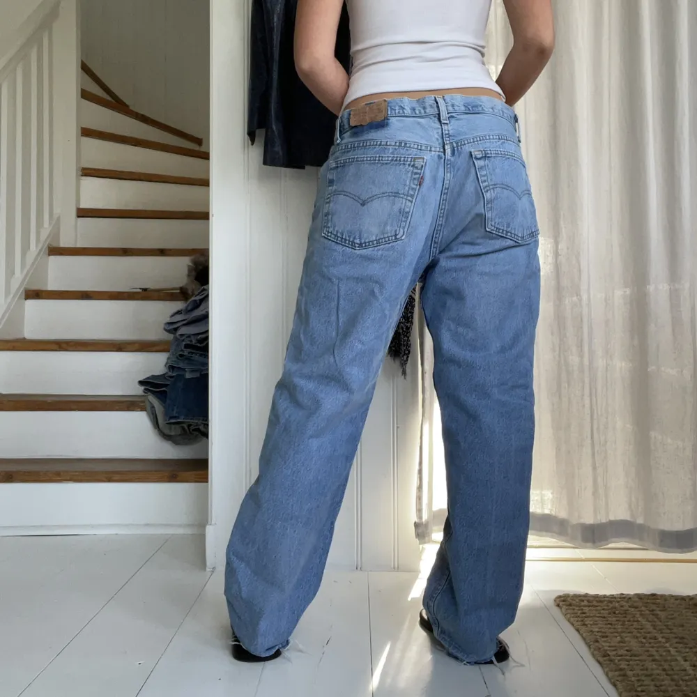 Vintage Levis jeans i storlek 38-40.   Midjemått: ca 82cm innerbenslängd: ca 72cm. Säljer pga att jag rensar ut jeans ur garderoben som inte p assar mig längre, kolla min profil för mer jeans. 💘💘. Jeans & Byxor.