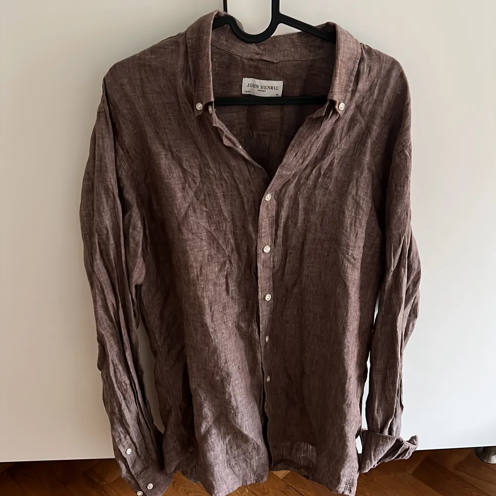 En linneskjorta i en superfin brun färg från John Henric. Aldrig använd o säljer pga den inte riktigt passar! Strl 42. ord pris 899:- 🤎. Skjortor.