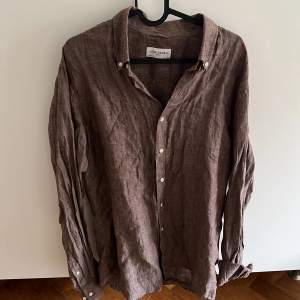 En linneskjorta i en superfin brun färg från John Henric. Aldrig använd o säljer pga den inte riktigt passar! Strl 42. ord pris 899:- 🤎