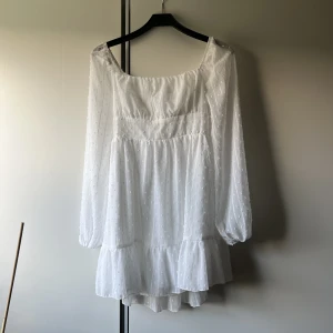 Klänning  - Jättefin vit klänning med öppen rygg och knytning i ryggen. Finns även dragkedja på sidan. Perfekt till studenten!💕