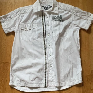 Stamp skjorta  - Knapp skjorta med tryck på insidan och utsidan