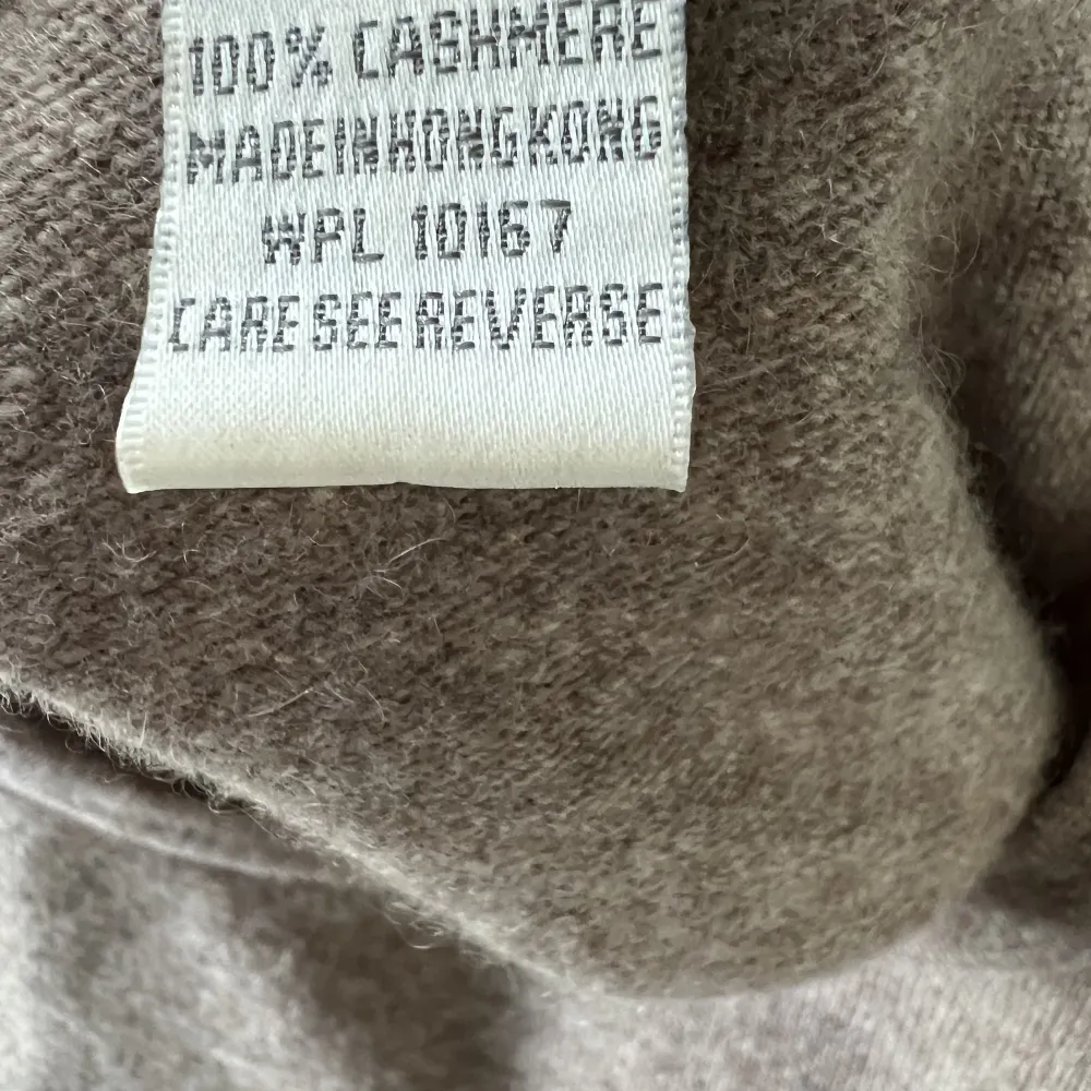 Säljer denna jättefina 100% Kashmir tröjan då den inte kommer till användning. I jättebra skick, inte alls nopprig! Storlek L men skulle snarare säga S💗Frakt ingår ej. Tröjor & Koftor.