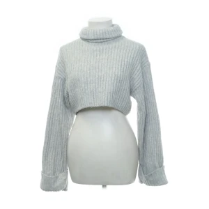 Stickad polo  - Tröjan är köpt på gina tricot och är i storlek XS, endast använd ett fåtal gånger. 