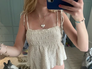 Zara topp - Säljer denna sjukt fina topp perfekt nu till sommaren!🌺