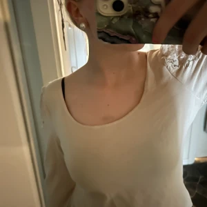 fin topp  - Säljer denhär beige tröjan med spets på axlarna för jag inte använder den längre. 