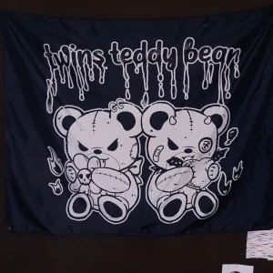 Väggduk - Medelstor "Väggeuk". Den är i perfekt skick. Den har bara suttis på väggen i em vecka. Men den fick inte plats på väggen, annars är den perfekt. Du kan setta upp den med tejp eller nålar. Den går att stryka.