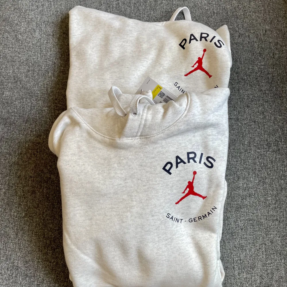Ljus hoodie original Paris Saint Germain 23 från Air Jordan, Nike shop. Helt oanvänd - taggen kvar. Nypris 899:-.  Det finns 2 stycken. 700:- vid köp av båda. . Hoodies.