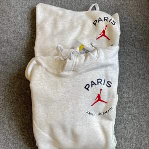 Ljus hoodie original Paris Saint Germain 23 från Air Jordan, Nike shop. Helt oanvänd - taggen kvar. Nypris 899:-.  Det finns 2 stycken. 700:- vid köp av båda. 