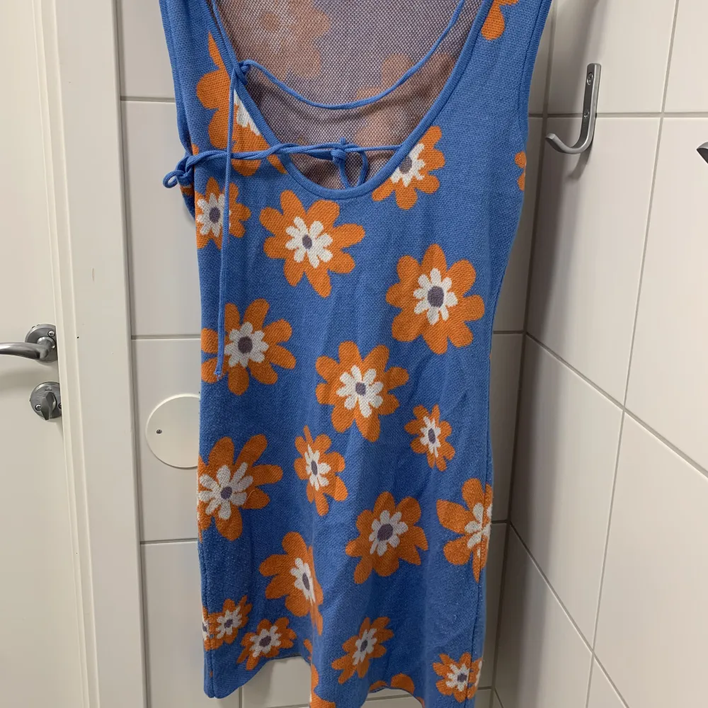 Superhärlig kort klänning i finstickat material från Asos. Köpt förra sommaren och tyvärr bara använd en gång! 🌼 Liten i storleken, jag har vanligtvis S-M men var tvungen att ha L i denna.. Klänningar.