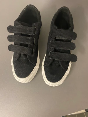 even & odd skor  - säljer mina even & odd skor som är använda en gång! köpte de i slutet av april men märkte att de inte är något för mig. De är använda en gång och tvättade efter det. Storlek 39. Köpta för 329. Köparen står för frakt!