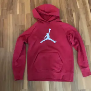 Röd Jordan hoodie.