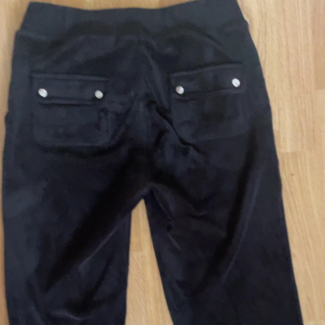 Svarta juicy byxor  - 90