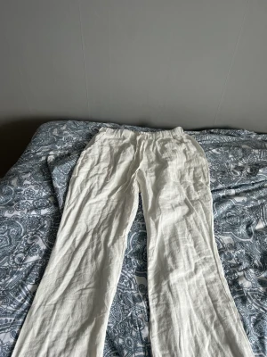 Vita linnebyxor  - Vita linnebyxor som aldrig använda då dom var för små i storlek. Säljer exakt likadana fast i svart. Alldeles för små för mig, storlek M men passar verkligen dom S❤️