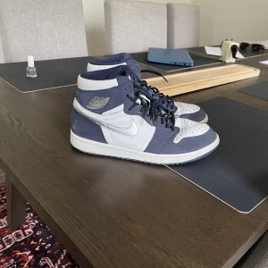 Jordan 1 high midnight navy - Säkjer nu mina ettor då jag nu växt ur dom. De är sparsamt använda men lite små skador Skick 7/10 Vid frågor så är det bara att höra av sig och kan skicka föer bilder privat!