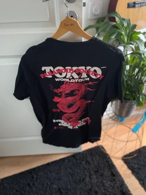 T-shirt med tryck - Snygg tröja från new yourker nypris 400 kr mitt pris 70 kr. Storlek m oversized. Skick 10/10 använt fåtal gånger.