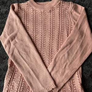 Jättesöt rosa stickad tröja, från Pahladium. Säljer då det inte är min stil, använd 1-2 gr och är jätte fräsch. Man ser inte botten av tröjan på bilden men det är lite som en volang, kan skicka bild ifall det önskas⭐️