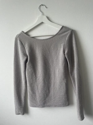 Glittertopp  - Fin glittertopp Bra skick Öppen rygg  