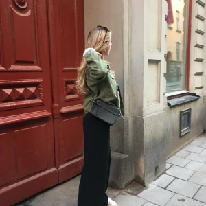 Zarajacka grön - Grön jeansjacka från Zara, storlek M. Begagnad men inga skador.