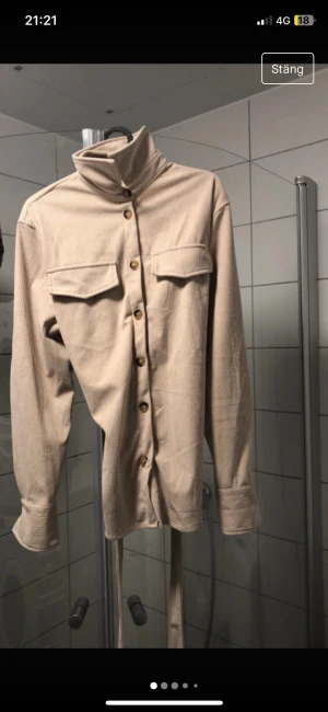 Kappa - Väldigt fin kappa, lite tunnare! Använd endast ett fåtal gånger och säljes på grund av att den bara hänger i garderoben. Bättre den kommer till användning 