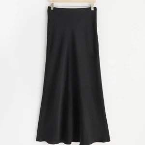 Satinkjol - Jättefin satinkjol i storlek XS, endast använd en gång. Passar 34-38. Originalpris 400kr, jag säljer för 250kr! Köparen står för frakt❤️