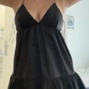 Svart klänning zara - Intressekoll på min älskade zaraklänning, så populär och snygg! Aldrig använd. 💗