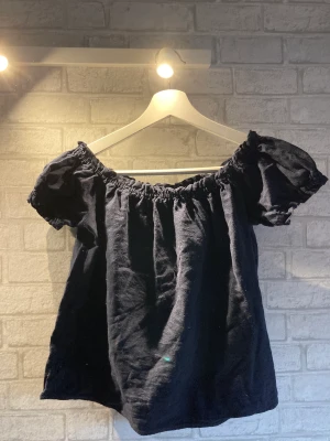 Topp - Söt topp som går att ha off shoulder eller vanligt, sälj pga att den är för liten