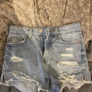 Jeansshorts - Säljer dessa jeansshorts som tyvärr blivit för små. Mina favoriter förra sommaren. Storlek xs, i toppen skick. Kan tyvärr ej skicka bilder hur de sitter på då de är för små. Hör av er vid funderingar. Helt okej att trycka på köp nu utan att fråga 💗