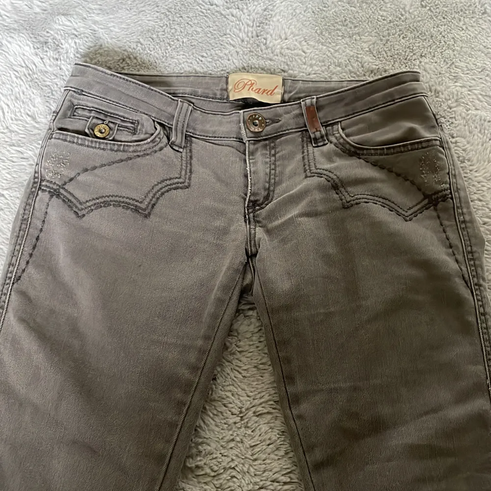 Gråa lågmidjade o bootcut jeans! Midjemåttet är 42cm tvärsöver. Köpta på Plick men knappast använt dom. Skriv för fler bilder! 😄. Jeans & Byxor.