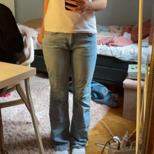 Midrise jeans köpta i februari, superfina men kommer ej till användning längre, perfekt längd på mig och jag är ca 160!
