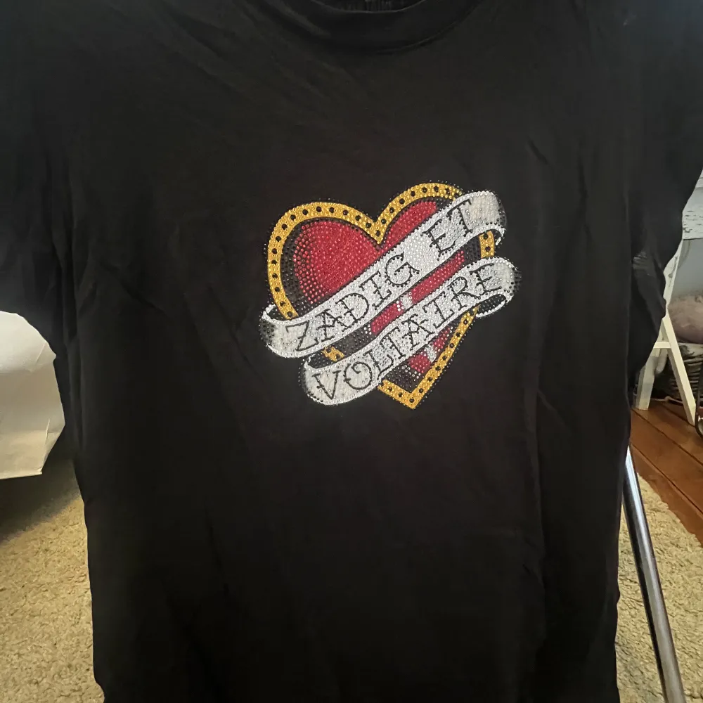 Säljer min super fina Zadig & Voltaire tröja. Säljer den för att den inte kommer till någon användning längre. Nypris 899!💓💓. T-shirts.