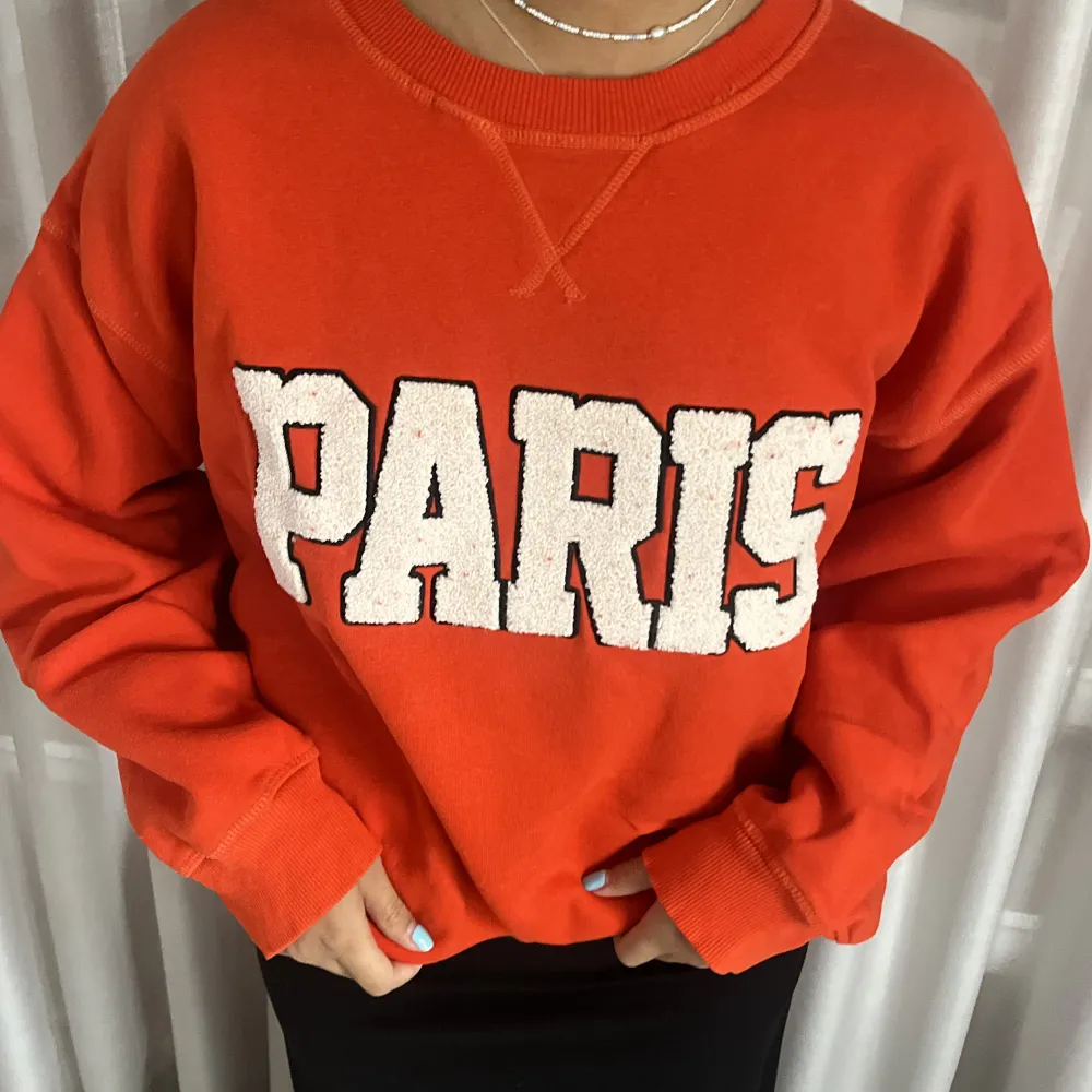 Sweatshirt med Paris tryck från HM i strlk L. Hoodies.