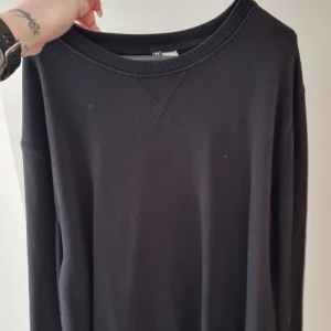 Tunn tjocktröja  - Svart hoodie. Sällan använd