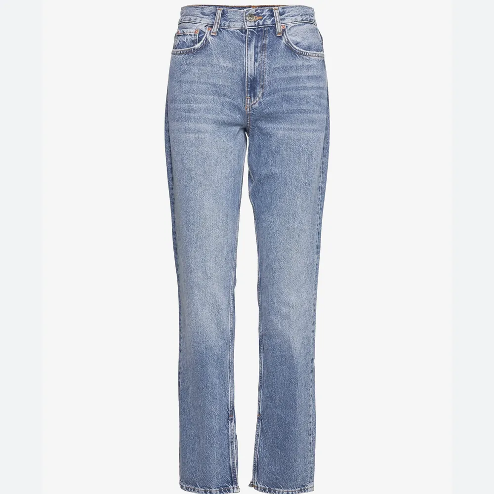 Säljer fina blåa jeans med slits från gina tricot i bra skick!💗köparen står för frakten💕. Jeans & Byxor.