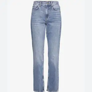 Säljer fina blåa jeans med slits från gina tricot i bra skick!💗köparen står för frakten💕