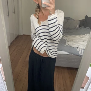 Stickad tröja - Säljer denna randiga stickade tröja. Köpt på Plick och använt Max 1 gång och den är i bra skick. Står ingen storlek men skulle säga att den passar XS-M. Har du någon fråga är det bara att höra av sig🫶🏽